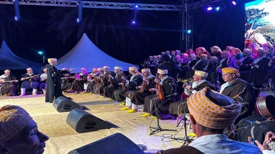 الجمهور يستمتع بالعروض الفنية المقدمة في المهرجان الوطني للعيطة الجبلية بتاونات