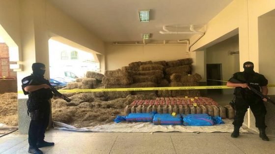 توقيف شاحنة محملة طنين (02) بمخدر الشيرا قرب قرية با محمد بتاونات