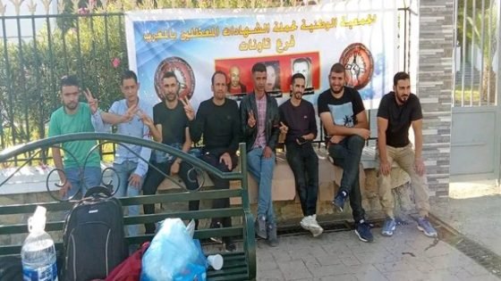 معطلون يحتجون مطالبين بالشغل أمام المجلس الجماعي لمدينة تاونات