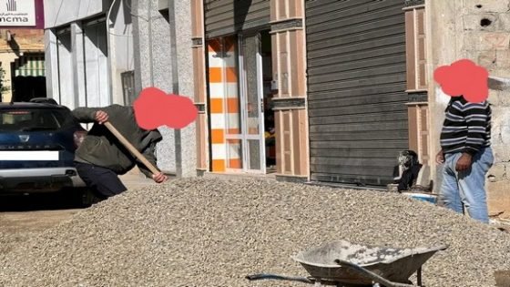 مواطن يعتمد على امكانياته الذاتية لتهيئة الشارع المحادي لمحل سكناه بقرية با محمد بتاونات
