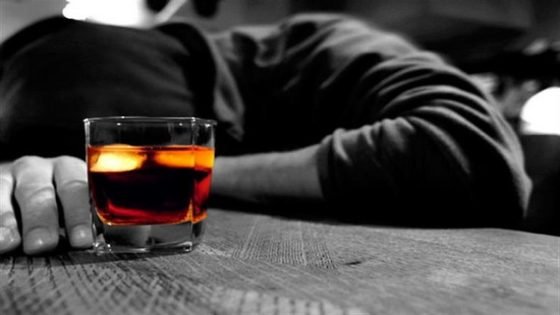 أيهما أخطر على الإنسان… الخمر المصنوع أو الخمر المغشوش؟