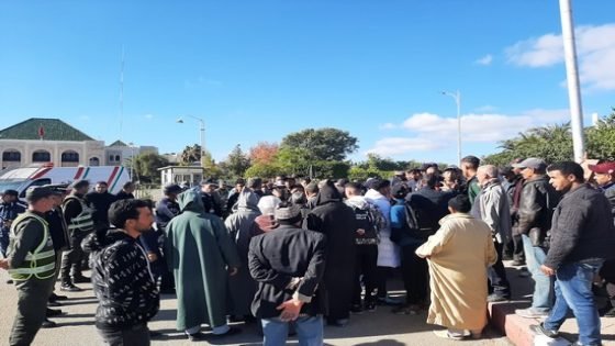 مواطنون من دواوير جماعتي سيدي العابد وبوشابل يحتجون على الطريق أمام مقر عمالة تاونات