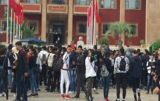 إحتجاجات التلاميد على الحكومة بسيب الساعة