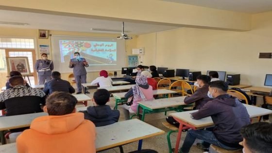 نادي بثانوية المنصور الذهبي بإقليم تاونات ينخرط في الورشات التطبيقية والتحسيسية للتربية على السلامة الطرقية واستعمال الأنترنيت