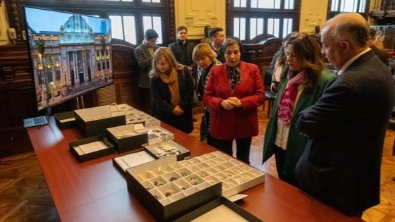 السفيرة المغربية (إبنة تاونات) كنزة الغالي تستعيد من الشيلي 117 قطعة نادرة يعود تاريخها إلى نحو 400 مليون سنة