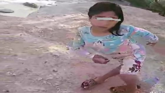 طفلة تعاني من إعاقة بتاونات يحملها والدها فوق الدابة إلى المدرسة تطلب الحصول على علاج