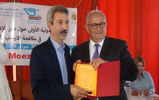 الدكتور محمد فاتح عبد الوهاب يكرم إدريس الوالي