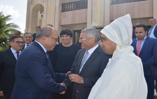 العامل الجديد بتاونات صالح دحا محاط بمسؤولين