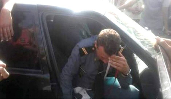 دركي داخل سيارة محاصر
