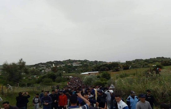 مواطنون يحاصرون قائداً بمعية عوني سلطة داخل سيارة من نوع "داستر" بغفساي نواحي تاونات