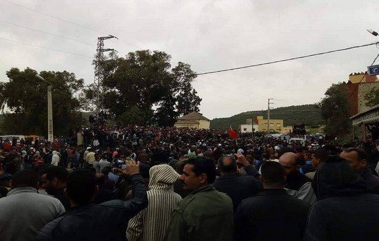 مواطنون يحاصرون قائداً بمعية عوني سلطة داخل سيارة من نوع "داستر" بغفساي نواحي تاونات