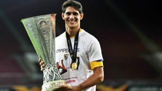 المغربي (إبن تاونات) ياسين بونو يتفوق على حارس ريال مدريد ويُتوج بلقب أفضل حارس في “الليغا”