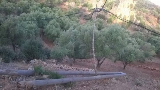 دواوير بجماعة فناسة باب الحيط بتاونات تنتظرها “كارثة”..انهيار أعمدة كهربائية وأسلاك عالية التوتر وسط الطرقات!