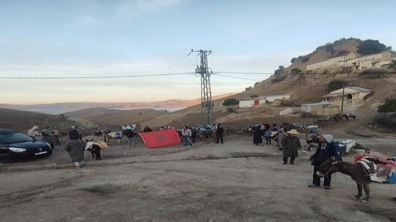 العطش يخرج سكان دوار الجبلي بالورزاغ ضواحي تاونات للإحتجاج أمام مقر جماعتهم
