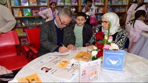 توقيع ديوان الشاعر إبن تاونات الدكتور المفضل أكعبون بالمعرض الدولي للكتاب بالرباط