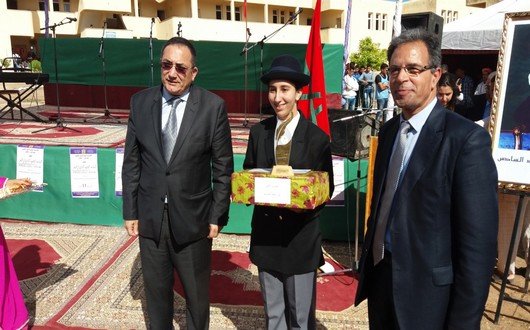 متفوقة تتوسط الكاتب العام لعمالة تاونات وعزيز باكوش المكلف بالإتصال بالأكاديمية