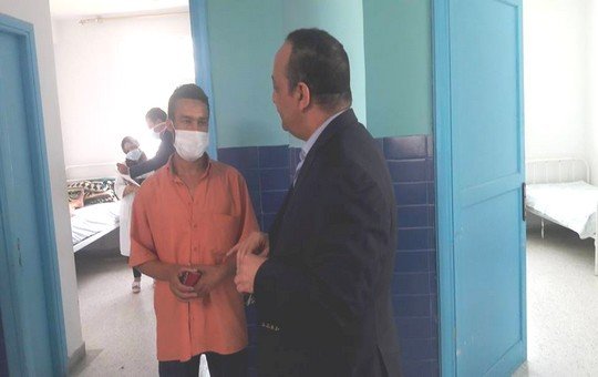 زيارة تفقدية لوزير الثقافة والاتصال الدكتور محمد الأعرج للفنان بغبوش قبل وفاته ب3أيام بمستشفى تاونات