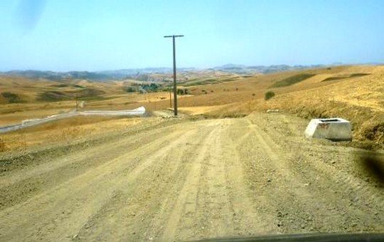 منظر لأشغال التهيئة الخارجية للمشروع وربطه بشبكة الكهرباء والطريق والواد الحار شمالا عبر تجزئة الوحدة مع حلول صيف 2017