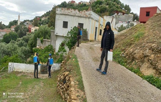 جمعية اخمالشة للتنمية والثقافة والبيئة تساهم في تعقيم وتوعية ساكنة حي اخمالشة بتاونات
