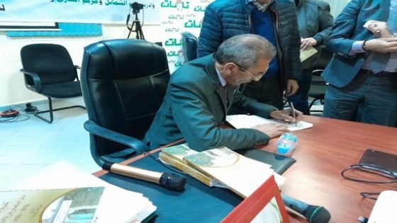 الأكاديمي وأستاذ التاريخ نورالدين بلحداد يوقع كتابه حول الصحراء المغربية بتاونات