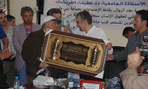ادريس اليزمي "جبلي" من أب يازامي وام بفاس البالي إسمه الحقيقي هو الخمار اليزمي الحسني
