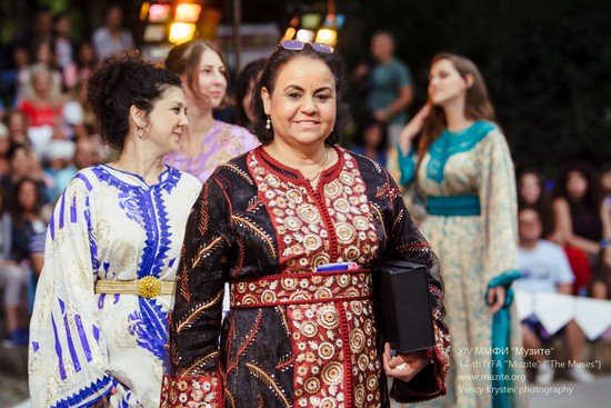 نائبة رئيس بلغاريا تكرم السفيرة المغربية إبنة تاونات زكية الميداوي في المهرجان الدولي للشباب والفنون بصوفيا