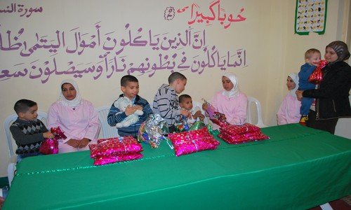 أطفال الجمعية فرحين بالهدايا