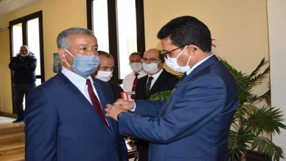 صالح داحا عامل إقليم تاونات يوشح صدور بعض رجال السلطة والموظفين المنعم عليهم بأوسمة ملكية كريمة بالإقليم