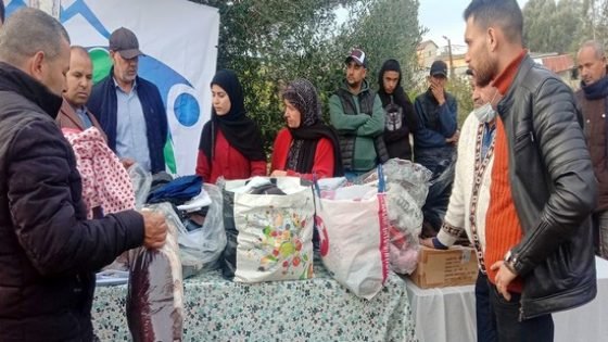 جمعية الفجر توزع ألبسة شتوية على تلاميذ جماعة الغوازي بضواحي قرية با محمد بتاونات