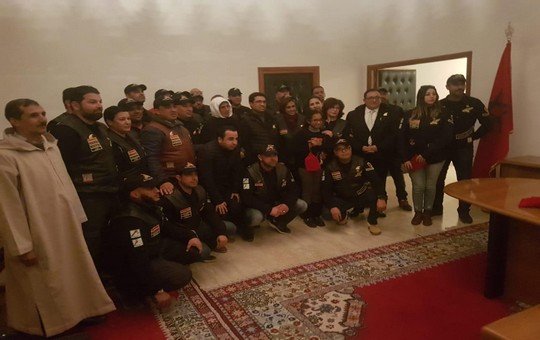 شامة الزاز تتوسط أعضاء النادي الملكي والمستفيدين من القافلة الطبية بتاونات