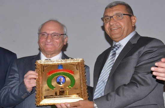 البرلماني حسن سليغوة يسلم الدرع للعالم رشيد اليزمي