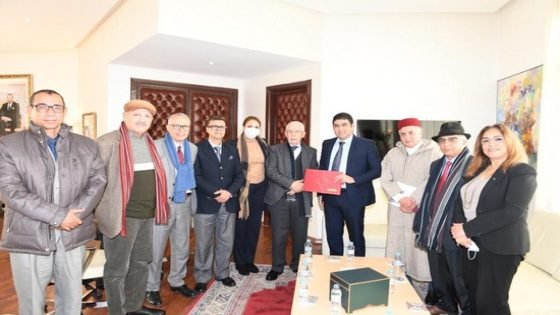 إبن تاونات رئيس لجنة تحكيم جائزة المغرب للكتاب وعضوين آخرين من تاونات من أعضاء اللجنة يعلنون عن أسماء الفائزين بجائزة المغرب