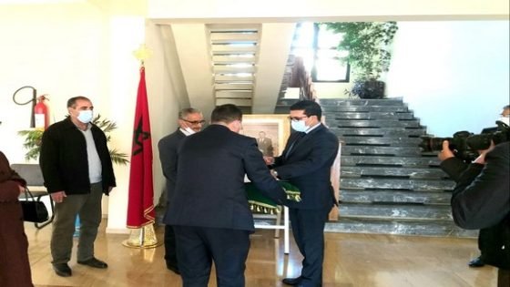 جلالة الملك محمد السادس ينعم بوسام لإطار بجماعة تاونات نظير مهنيته العالية