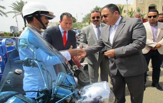 الكاتب العام للعمالة يسلم مفاتيح دراجة نارية ثلاثية العجلات لنقل البضائع بجماعة تاونات