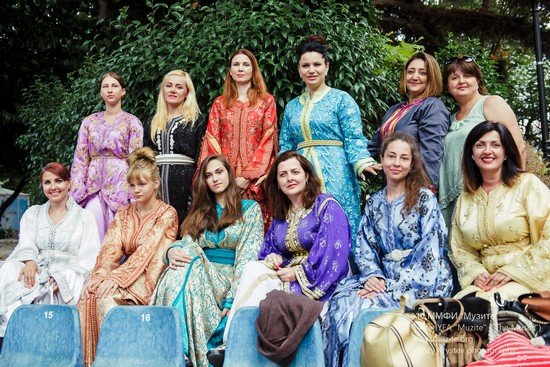 نائبة رئيس بلغاريا تكرم السفيرة المغربية إبنة تاونات زكية الميداوي في المهرجان الدولي للشباب والفنون بصوفيا