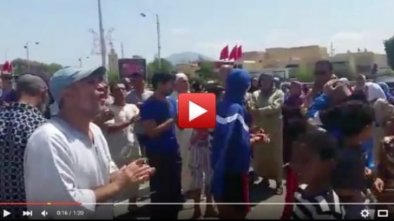 سكان حي المغوزية يحتجون على بلدية تاونات أمام مقر عمالة تاونات