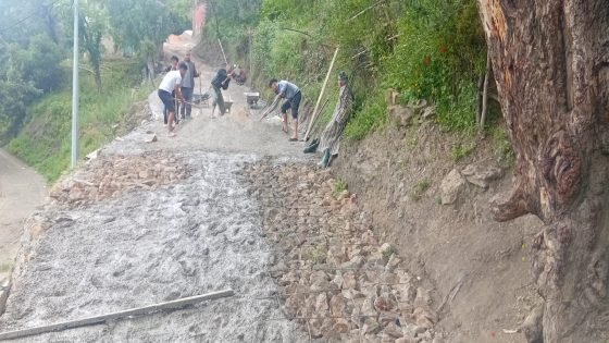 مبادرة تطوعية تُعيد الحياة إلى طريق مسجد ومدرسة بدوار إيرملود بجماعة سيدي المخفي بتاونات