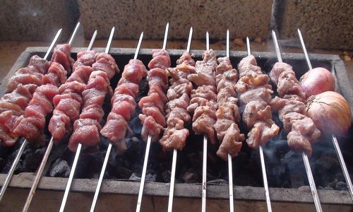 الشواء من العاداات المغربية التقليدية خلال العيد