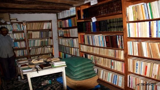 سابقة…مكتبة للعموم في بيت من تراب بعيدا عن الضوضاء على الطريق الرابطة بين جرف الملح وقرية با محمد