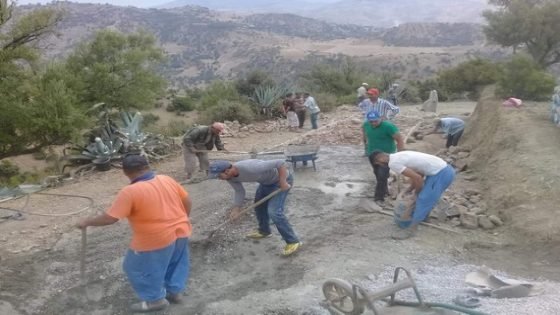 مواطنون يتطوعون لإصلاح بعض المقاطع الوعرة بالطريق الرابطة بين مركز كلاز ودوار تلغزة بنواحي تاونات