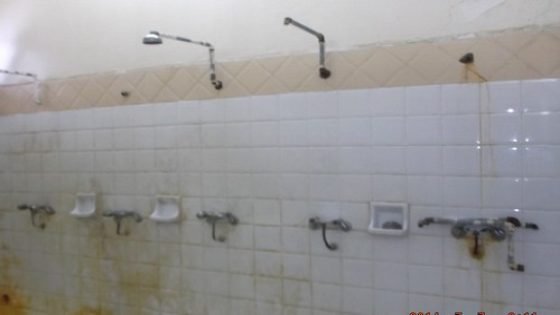القاعة المغطاة بتاونات السفلى تعيش الفوضى و الإهمال (…)فهل من متدخل ؟؟
