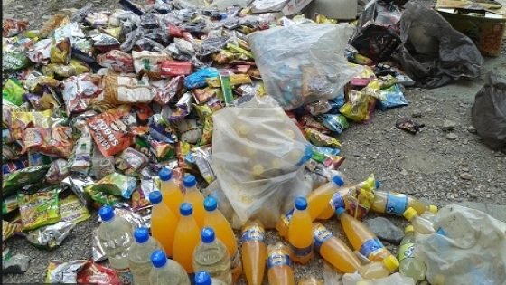 أش واقع بتيسة { خطير } مواد غدائية فاسدة تحجز ويتم التخلص منها برميها بالشارع العام