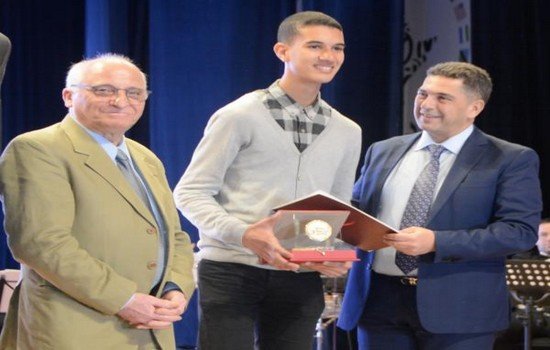تكريم المخترع المغربي إبن تاونات رشيد اليزمي خلال حفل منحة التفوق الدراسي "استحقاق" بالرباط