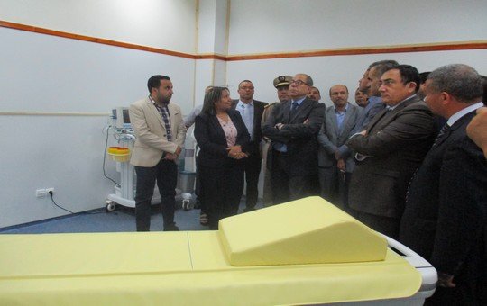 أجهزة الإنعاش والتنفس الاصطناعي وأسرة الإنعاش وتخطيط القلب وقياس الضغط الدموي بتاونات
