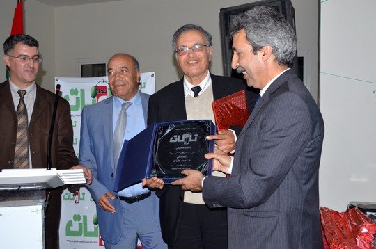 أحمد إفزارن محاط بالصحافي العزاوي زوج الصحافية فاطمة التواتي وإدريس الوالي