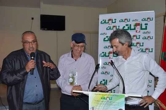 أحمد الغازي يتسلم هدية بإسم صدى تاونات من طرف الشاعر علال الجعدوني