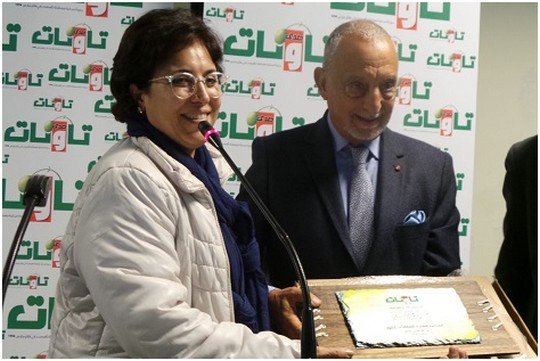 أسمهان عمور تسلم هدية صدى تاونات للإعلامي محمد برادة