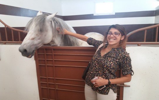 أمريكية بتيسة مع الخيل