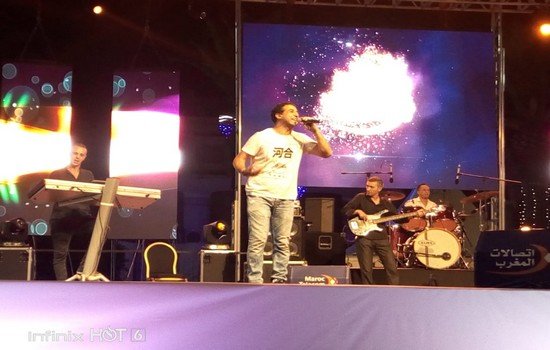 إبن تاونات الفنان مراد الحجاجي يغني في مهرجان اتصالات المغرب