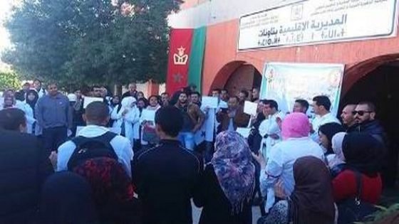 أساتذة متدربون يحتجون أمام مقر المديرية الإقليمية لوزارة التربية الوطنية بتاونات